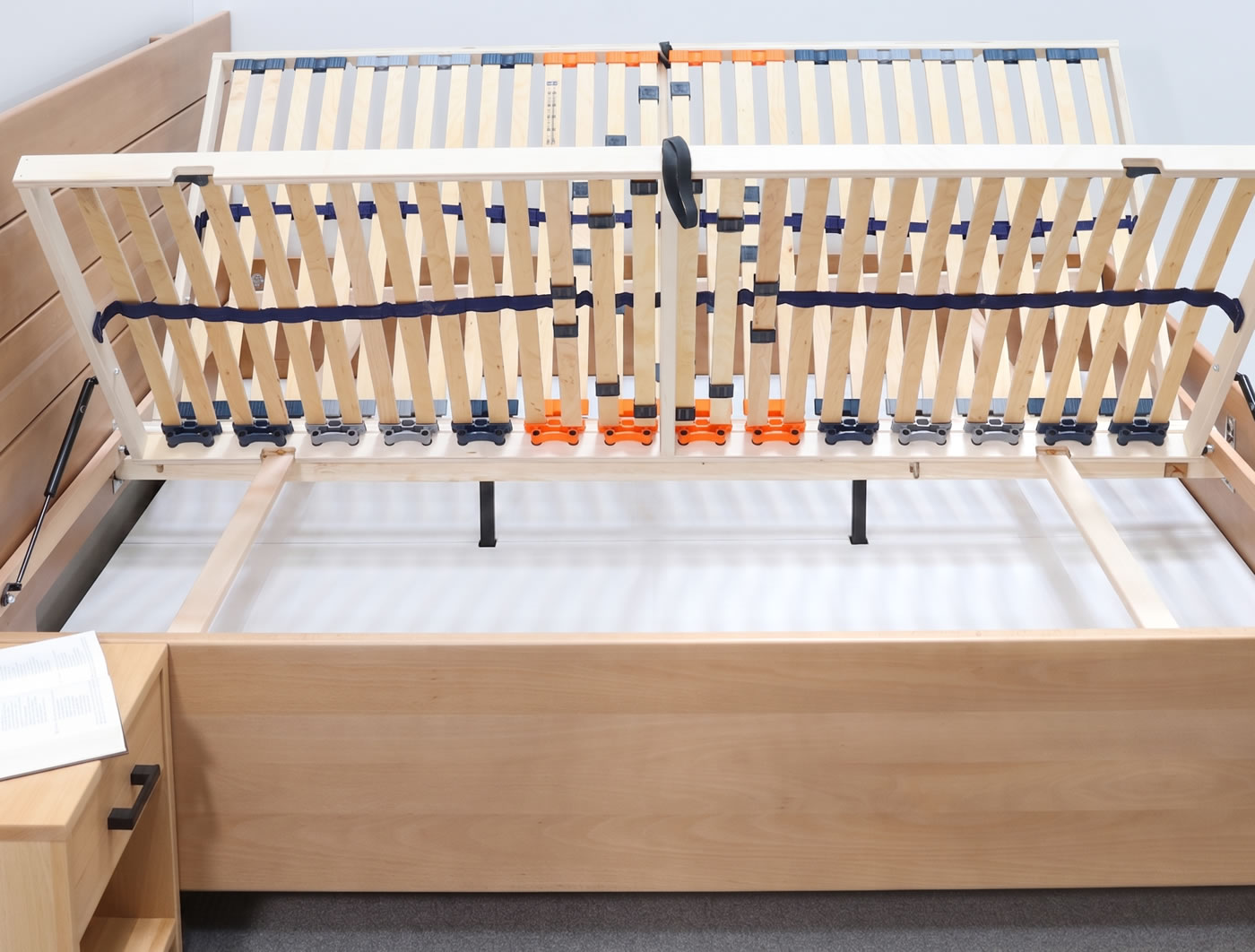 Boční výklop roštů u postele Diplomat