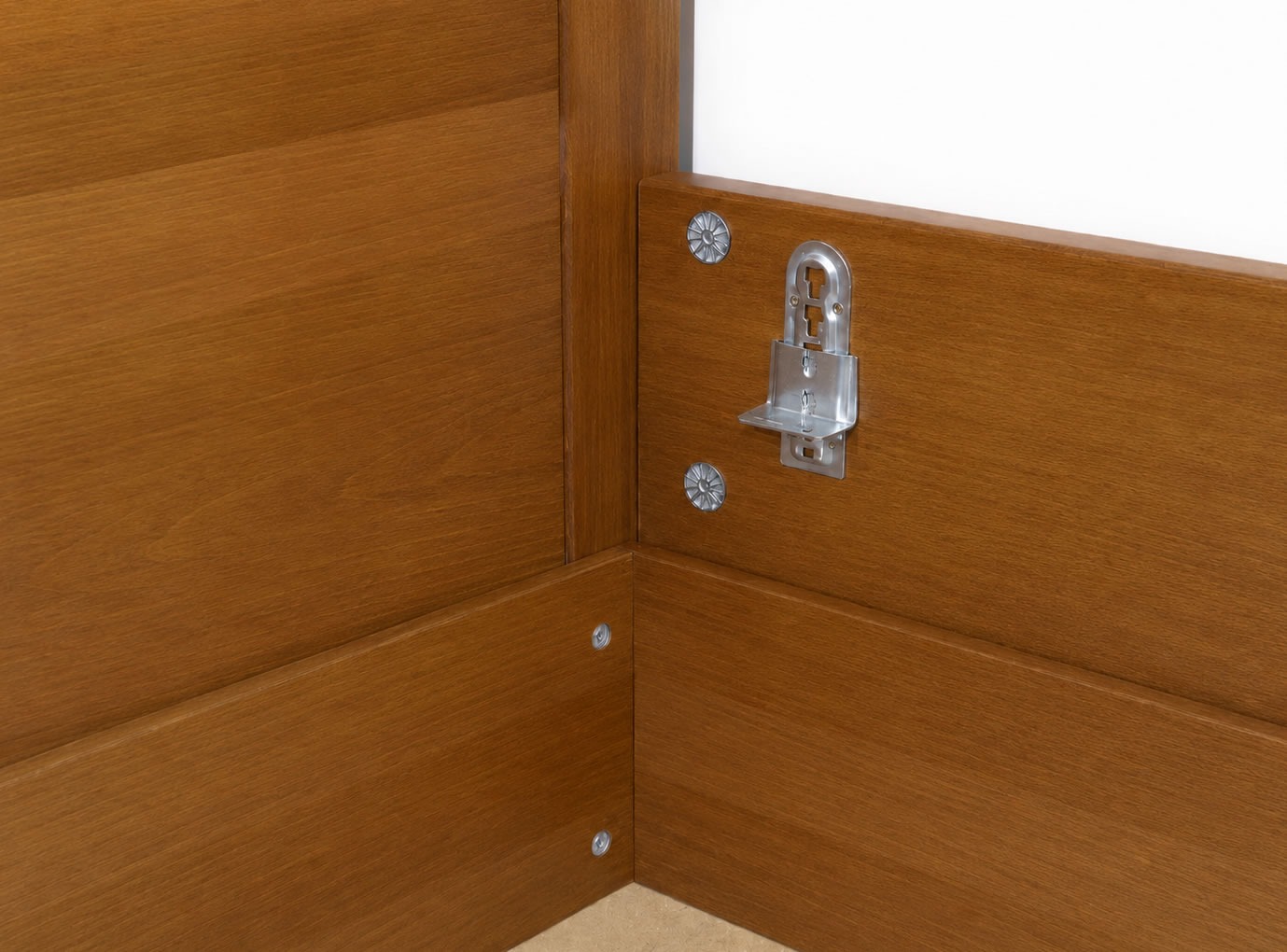 Detail pevného spojení postele Sandeco z masivu