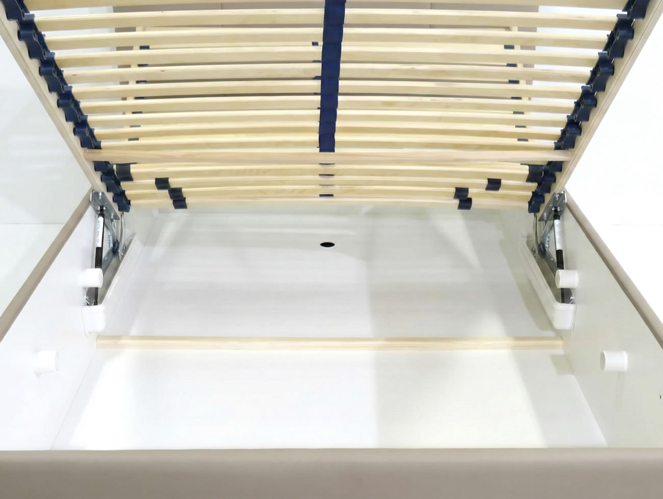 Detail úložného prostoru postele Crissy