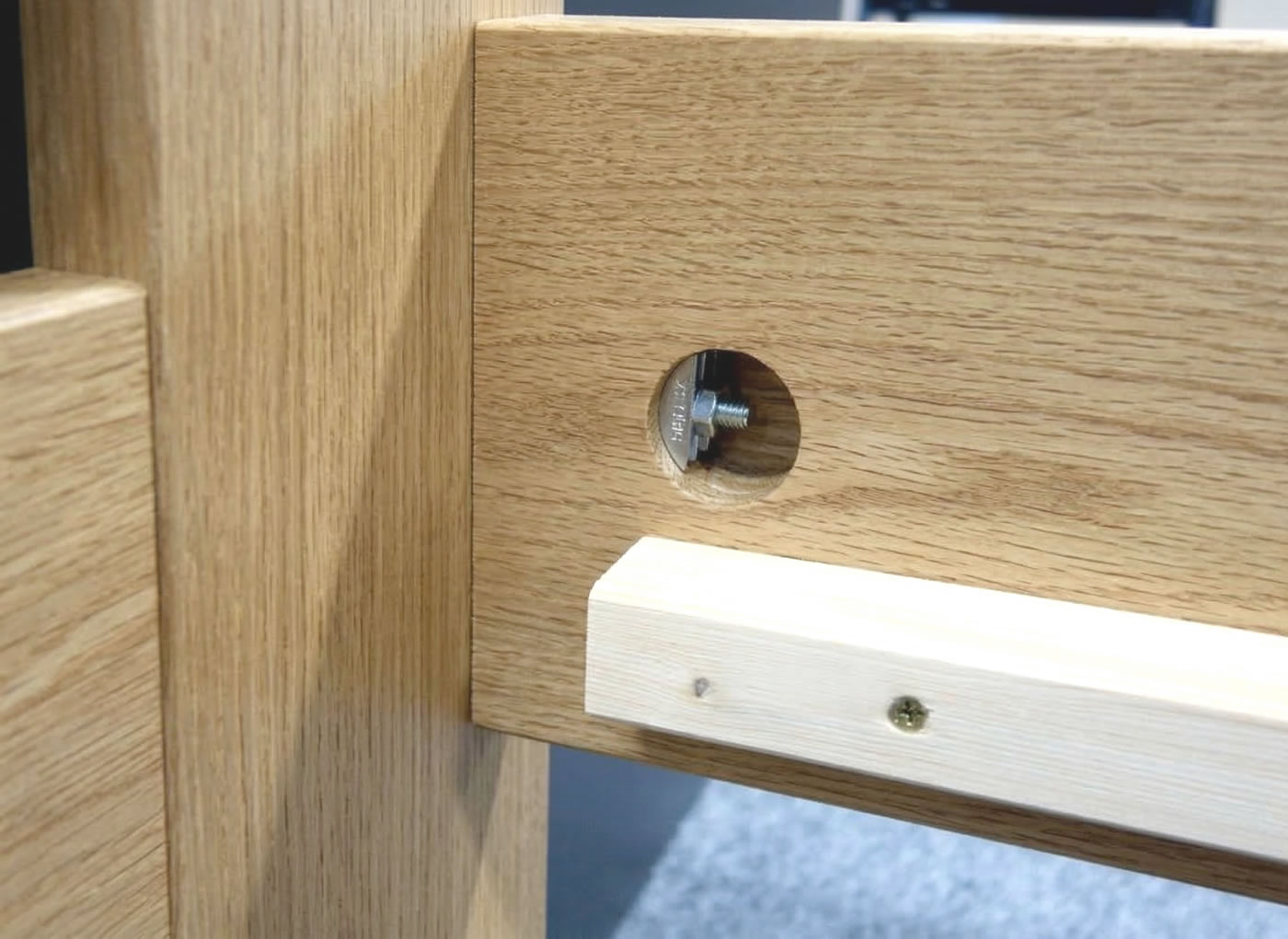 Detail bočnice postele Berni z masivu dubu