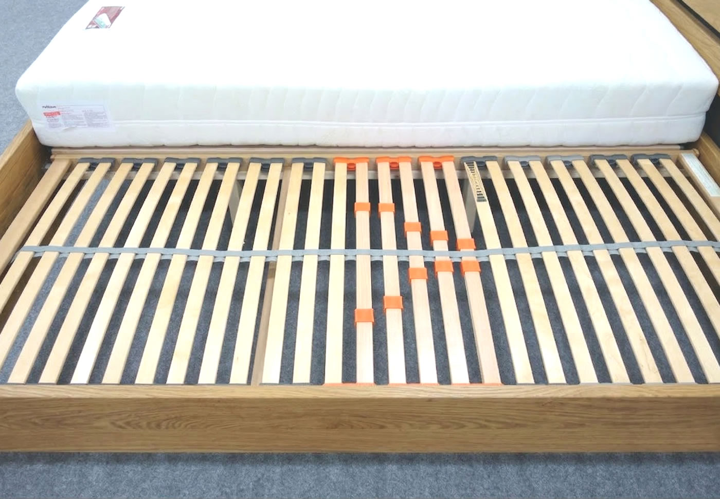 Rohový spoj postele Berni z dubového masivu