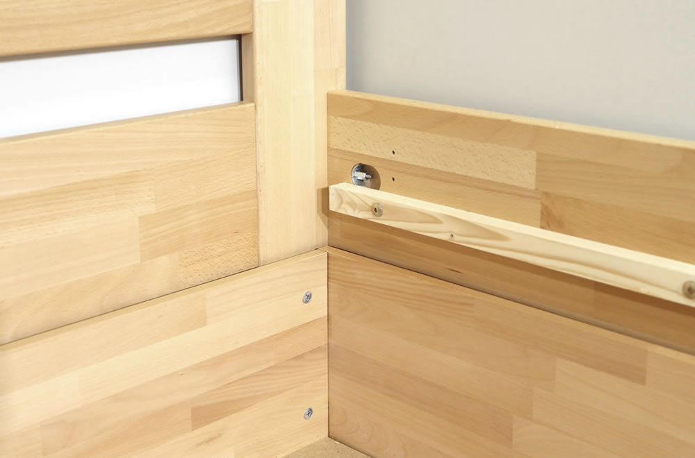 Pevná konstrukce dřevěné postele