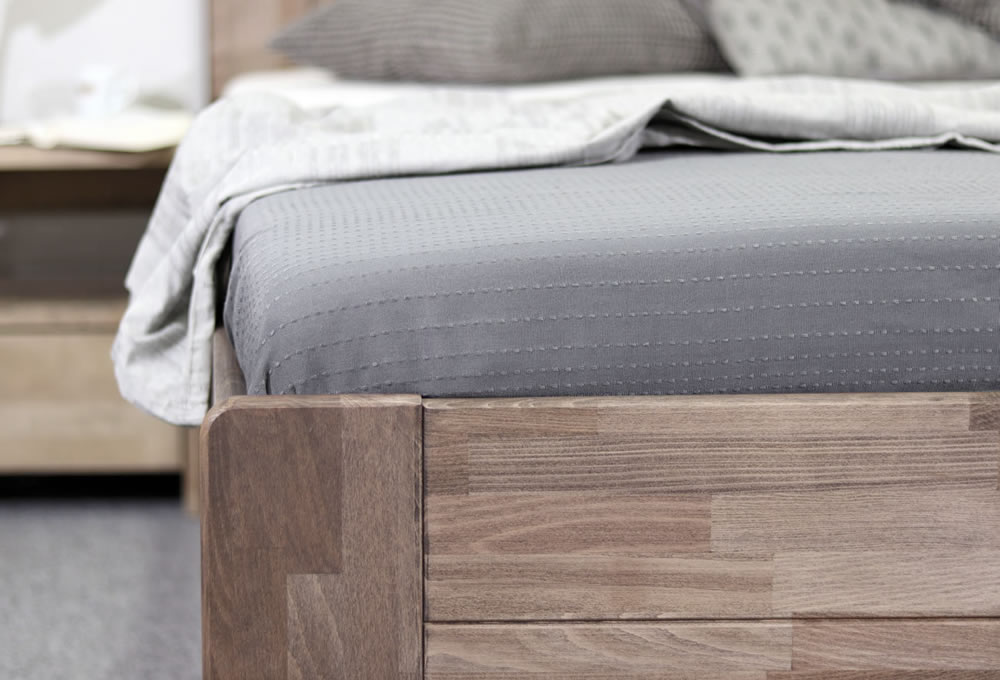 Pohodlná konstrukce dřevěné postele