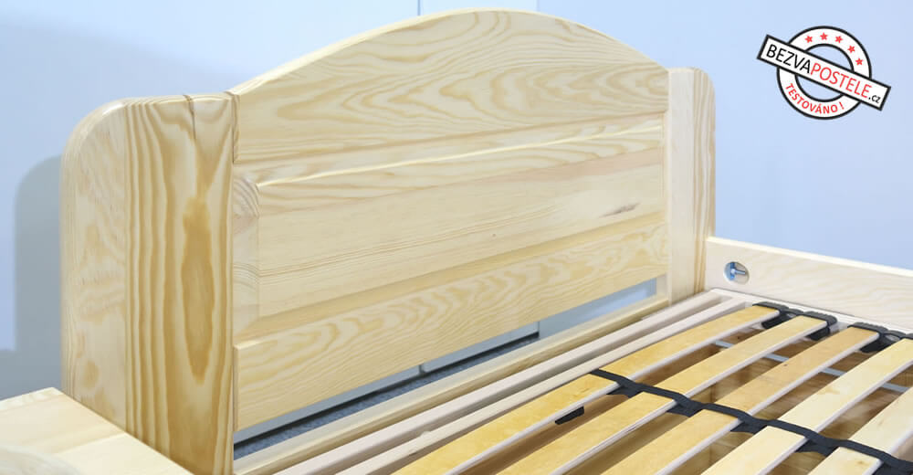 Detail čela borovicové postele s úložným prostorem Lada