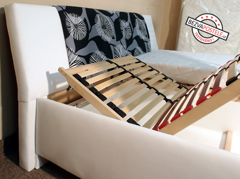 Detail čalouněné postele s úložným prostorem Leontýna
