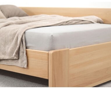 Zvýšená buková postel s roštem MIVA s bočním čelem, 120x200