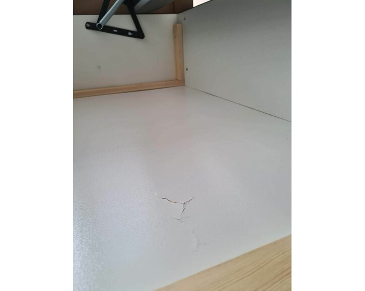 Poškozené dno úložného prostoru Poškozené dno úložného prostoru