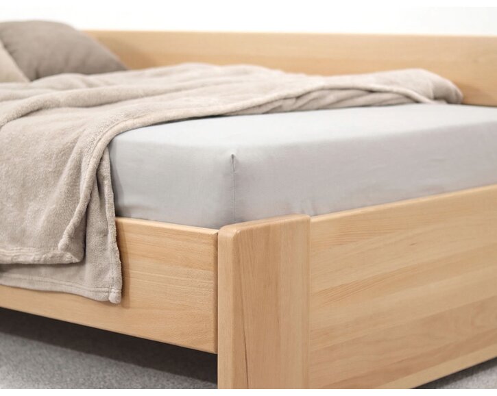 Zvýšená buková postel s roštem MIVA s bočním čelem, 140x200 Zvýšená buková postel s roštem MIVA s bočním čelem, 140x200