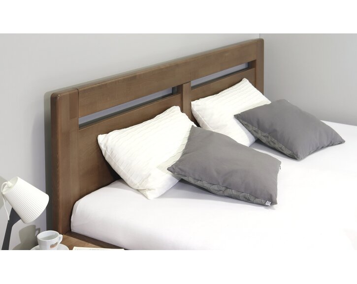 Postel Camilla  - čelo