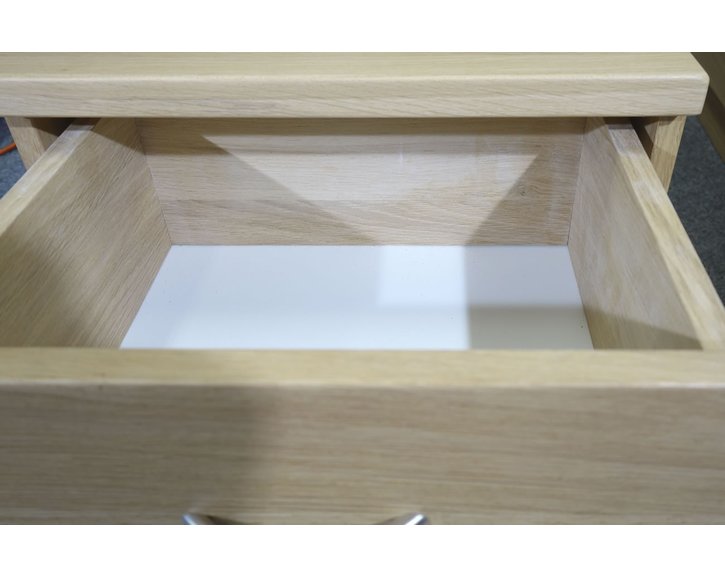 Noční stolek Bára 2 zásuvkový, masiv dub Noční stolek Bára 2 zásuvkový, masiv dub