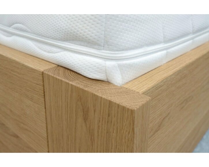 Dřevěná postel dvoulůžko Justina, masiv dub
