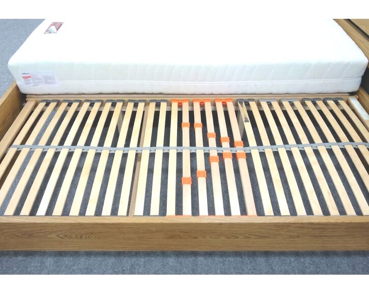 Dřevěná postel dvoulůžko Justina, masiv dub