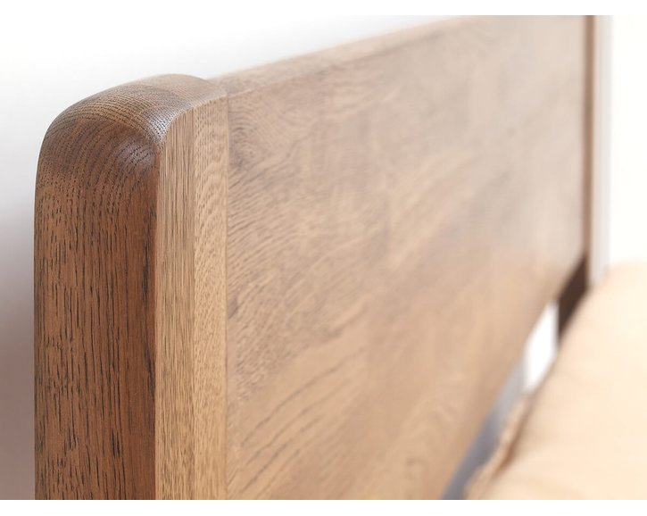 Zvýšená postel z masivu Sofi-oblá, masiv dub cink