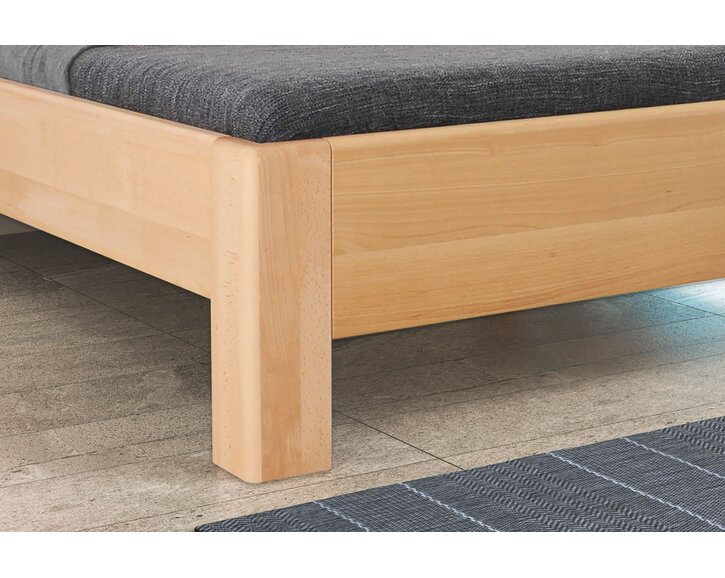 Detail nohy - postel z masivu Matrix