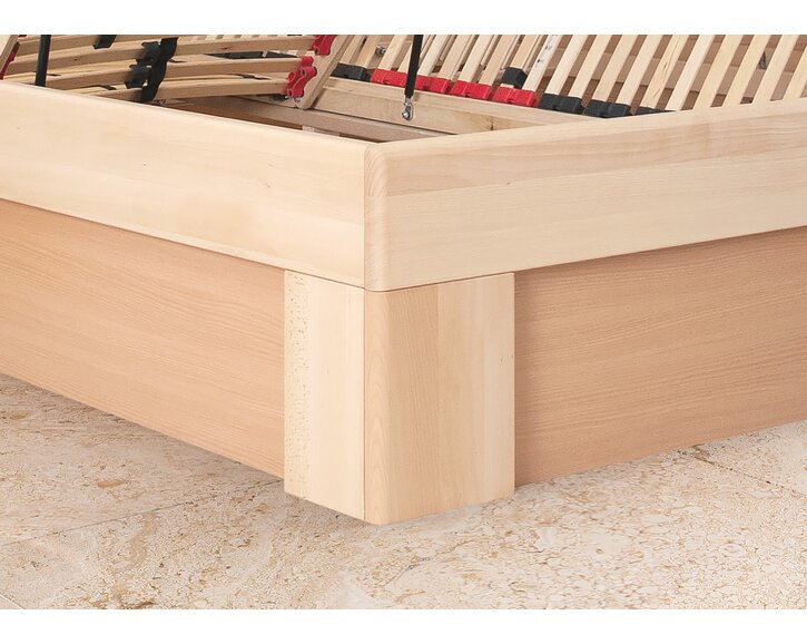 Detail nohy - postel z masivu OMEGA