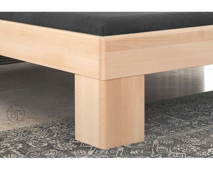 Detail nohy - postel z masivu OMEGA