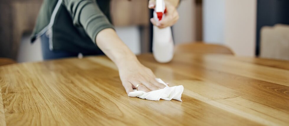 Jak čistit lakovanou a olejovanou postel?